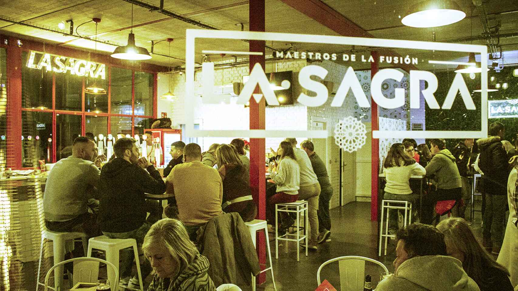 Una imagen de un bar con cerveza LA SAGRA.