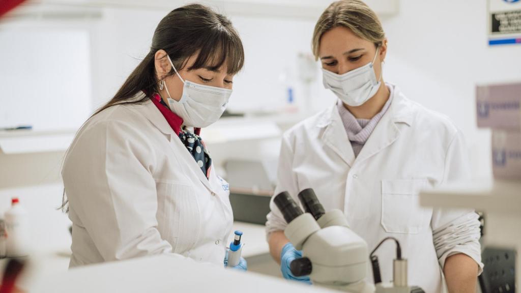 Miembros de Ergo BioScience en una jornada de trabajo en el laboratorio.