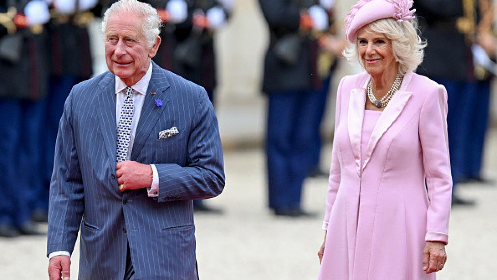 Carlos III y su esposa, a su llegada a Francia.