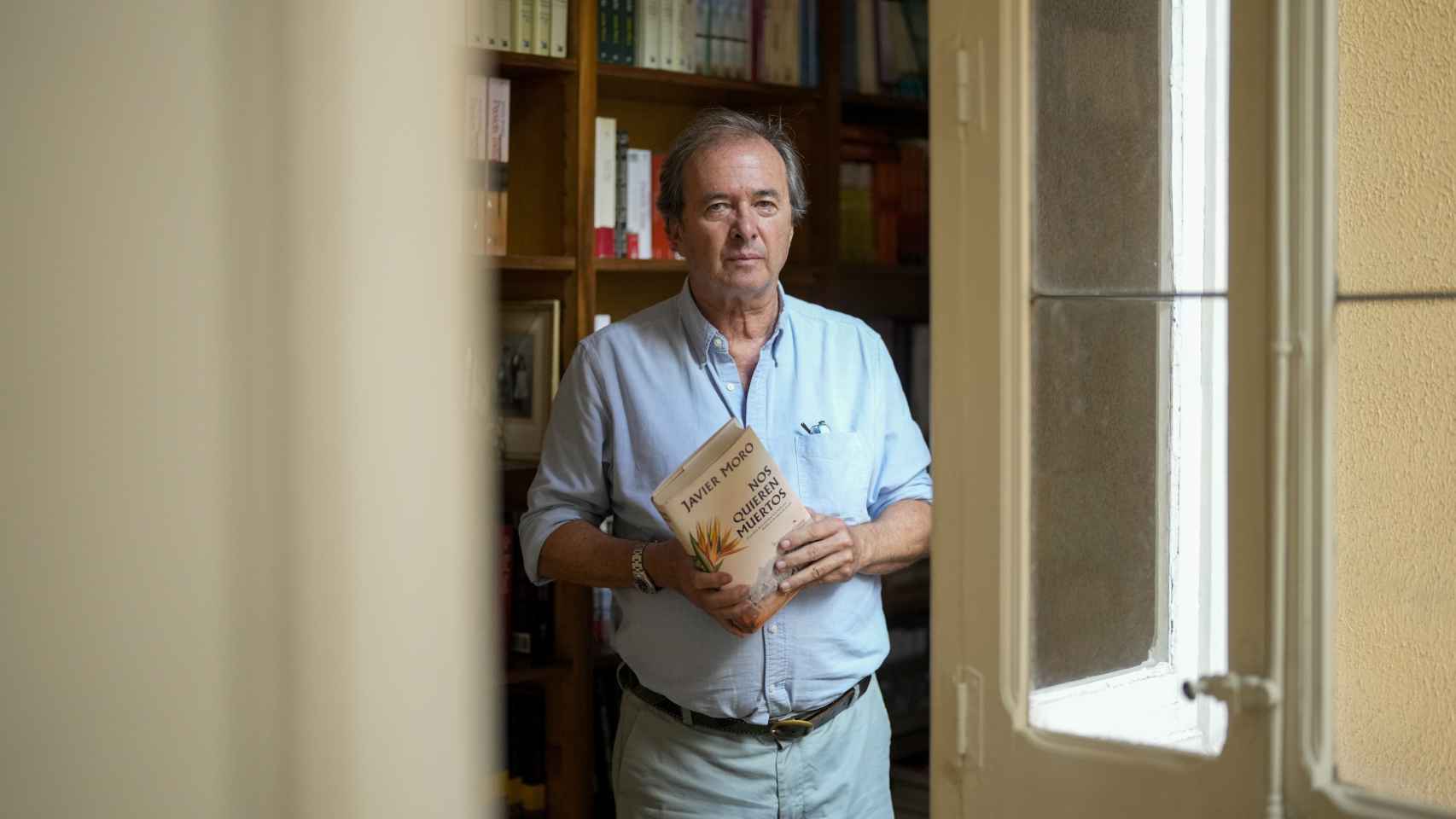 El escritor Javier Moro, este martes en una entrevista en Madrid por la presentación de su libro 'Nos quieren muertos'.