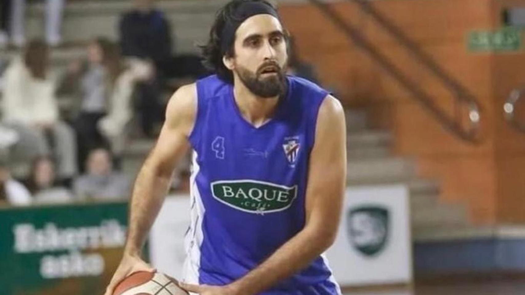 Iván Sáez de Cortázar durante un partido de baloncesto.
