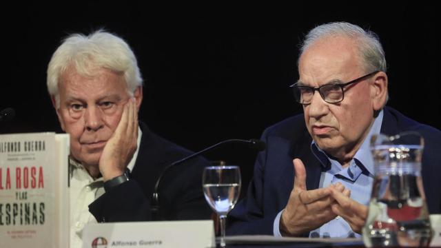 El ex vicepresidente del Gobierno Alfonso Guerra (d), junto al ex presidente del Gobierno Felipe González