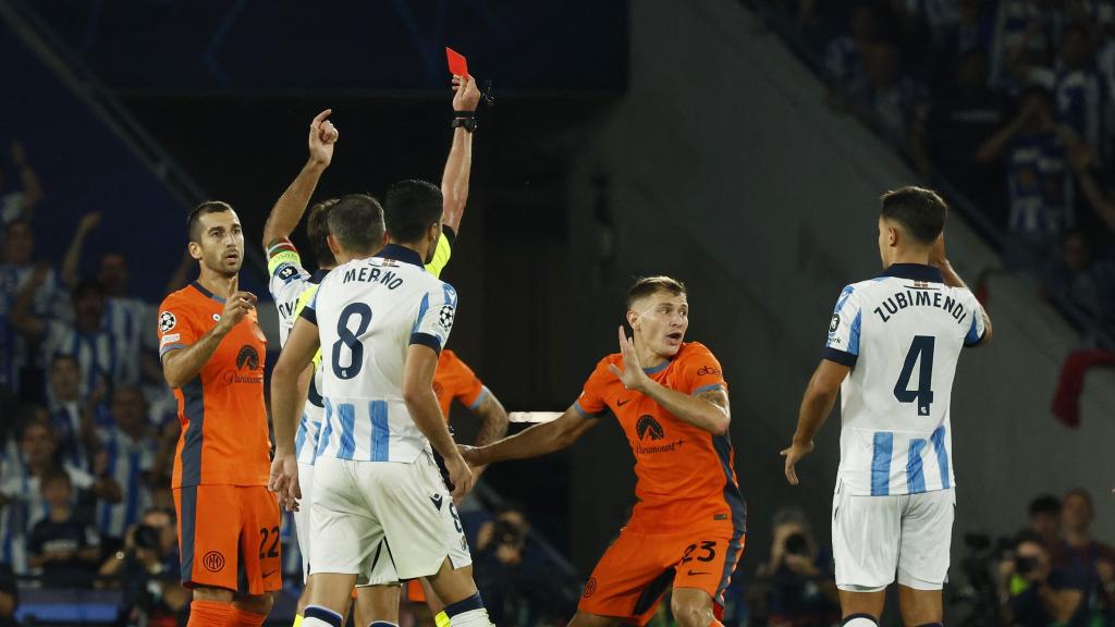 Michael Oliver enseña la cartulina roja a Barella, antes de que el VAR le llame a revisar la acción