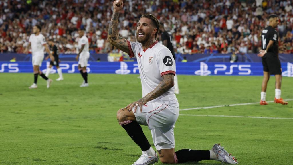 Sergio Ramos reclama una tarjeta amarilla en el Sevilla - Lens.