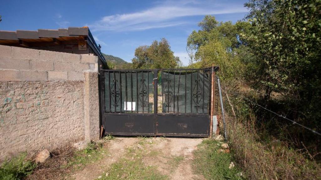 Acceso a la finca donde se encontró al anciano asesinado en Sotillo de la Adrada (Ávila)