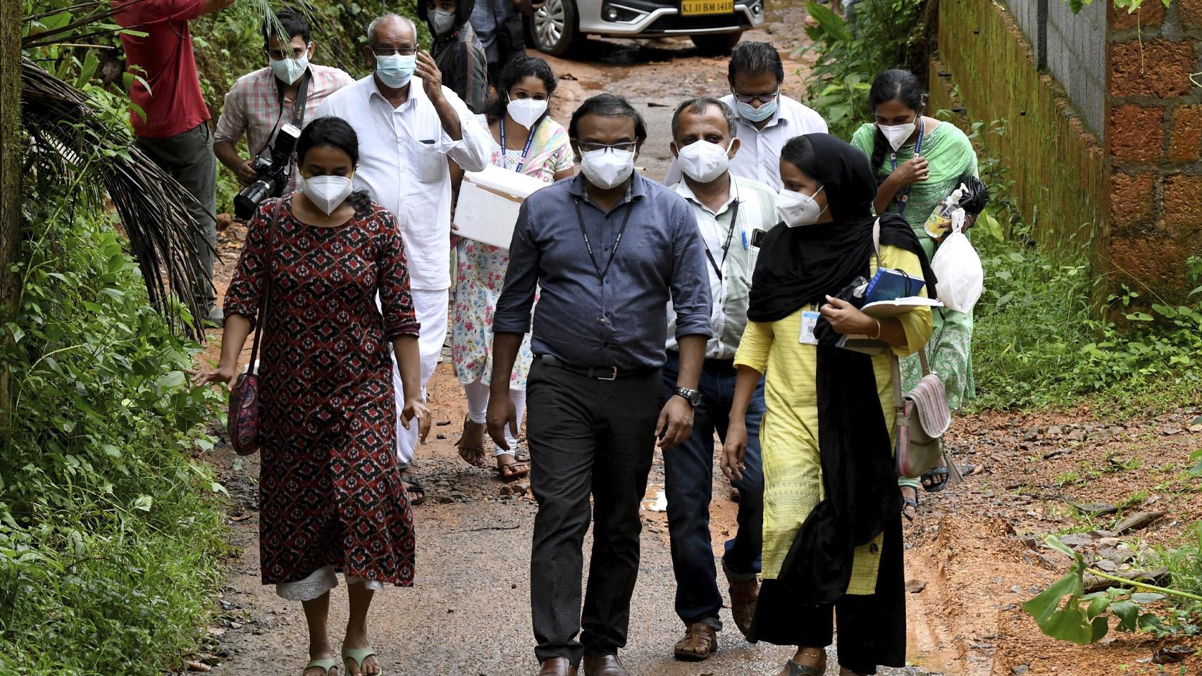 Un equipo médico transporta muestras para realizar pruebas de detección del virus Nipah en Maruthonkara (India).