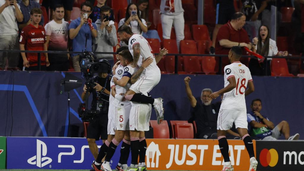 Los jugadores del Sevilla celebran el gol de Ocampos frente al Lens.