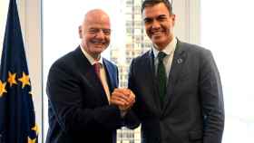 Gianni Infantino, presidente de la FIFA, junto a Pedro Sánchez