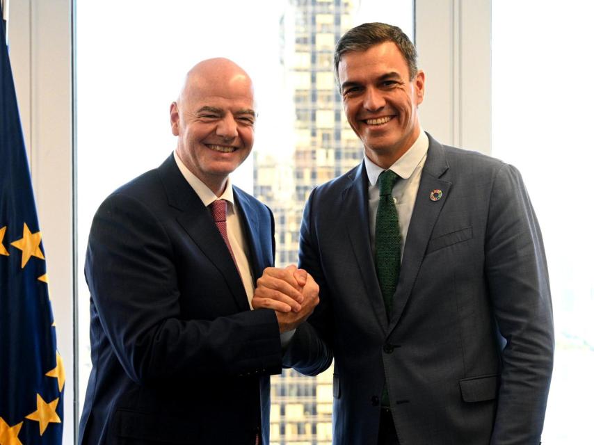 Gianni Infantino, presidente de la FIFA, junto a Pedro Sánchez