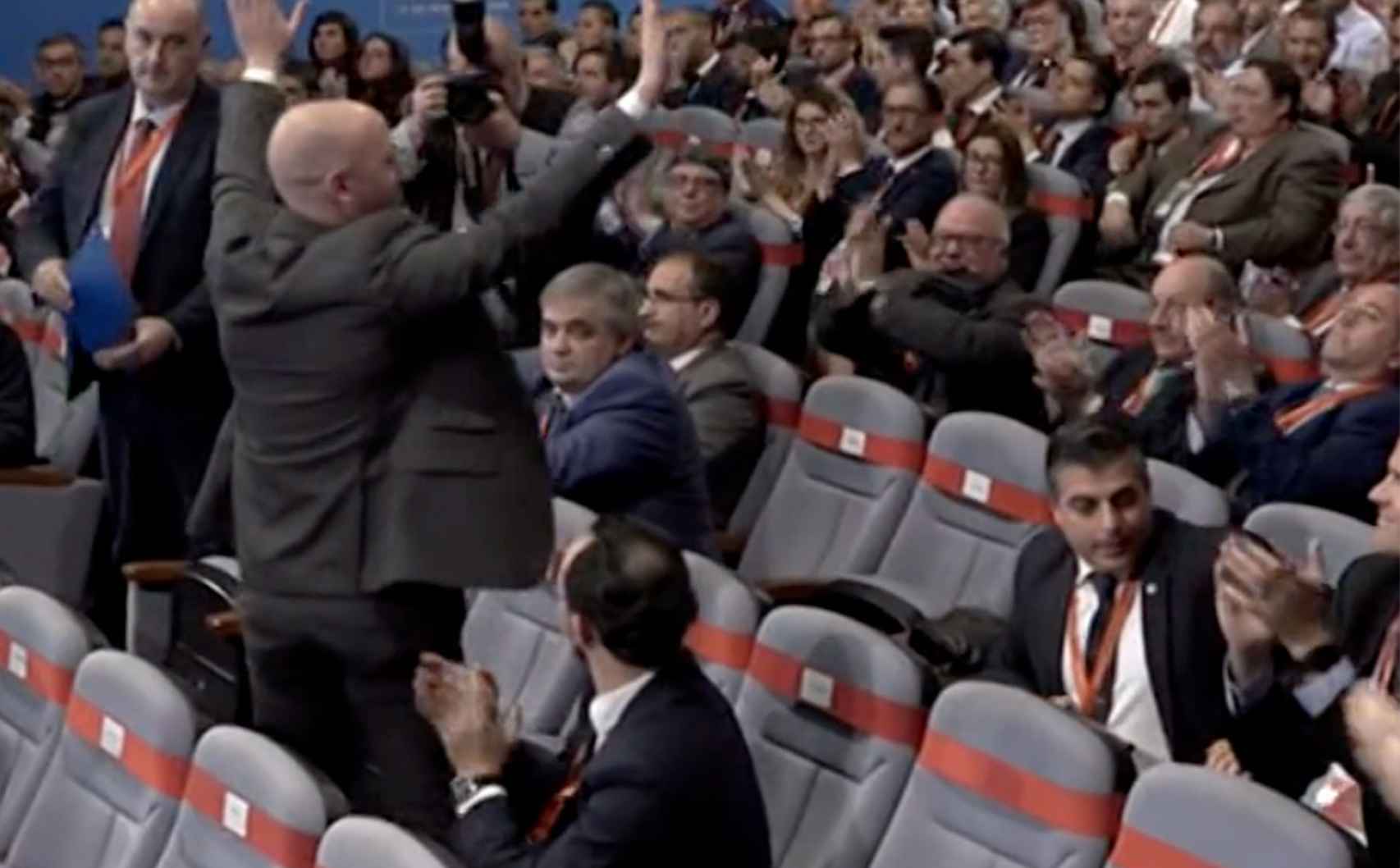 Alfredo Olivares aplaude a Luis Rubiales tras su elección como presidente de la RFEF en 2018