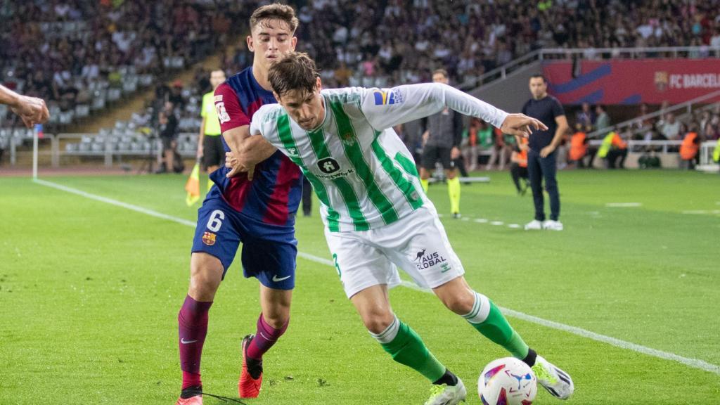 Miranda, del Real Betis, en un partido de La Liga ante el Barcelona.