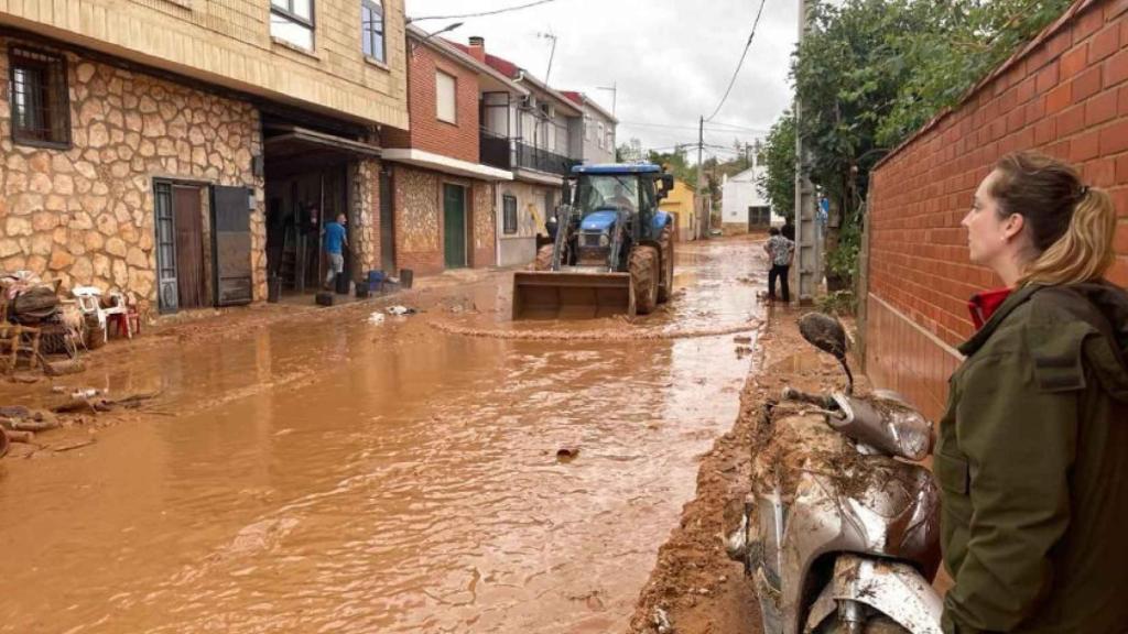 Una calle llena de barro tras la DANA.