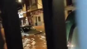 Un coche siendo arrastrado por el agua en Motilla del Palancar.