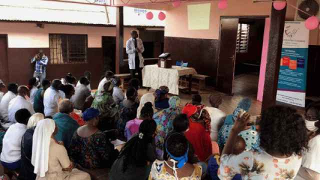 Una sesión de una campaña de prevención de la fundación Recover en un centro de salud en Camerún.