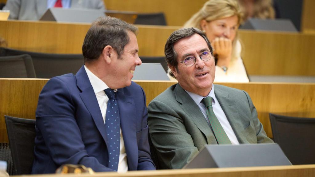 El presidente de Cepyme, Gerardo Cuerva (i), y el presidente de la CEOE, Antonio Garamendi (d)