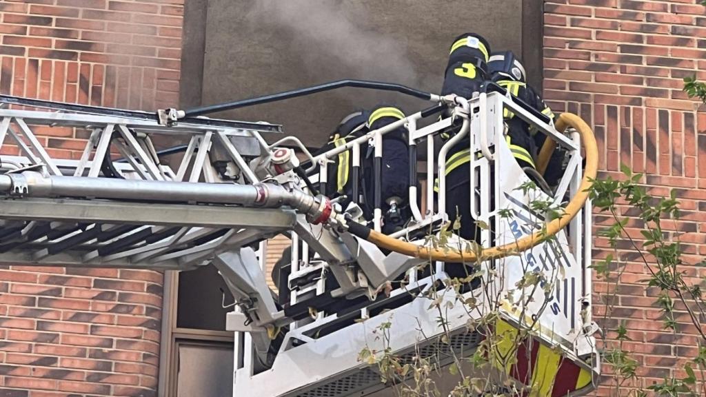 Bomberos del Ayuntamiento de Madrid en el piso incendiado en Puente de Vallecas, este miércoles.