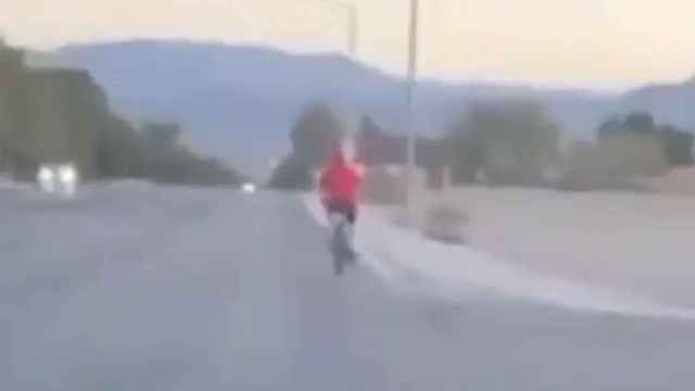 ¡Golpéale!: el impactante momento en que dos jóvenes atropellan a un ciclista deliberadamente.