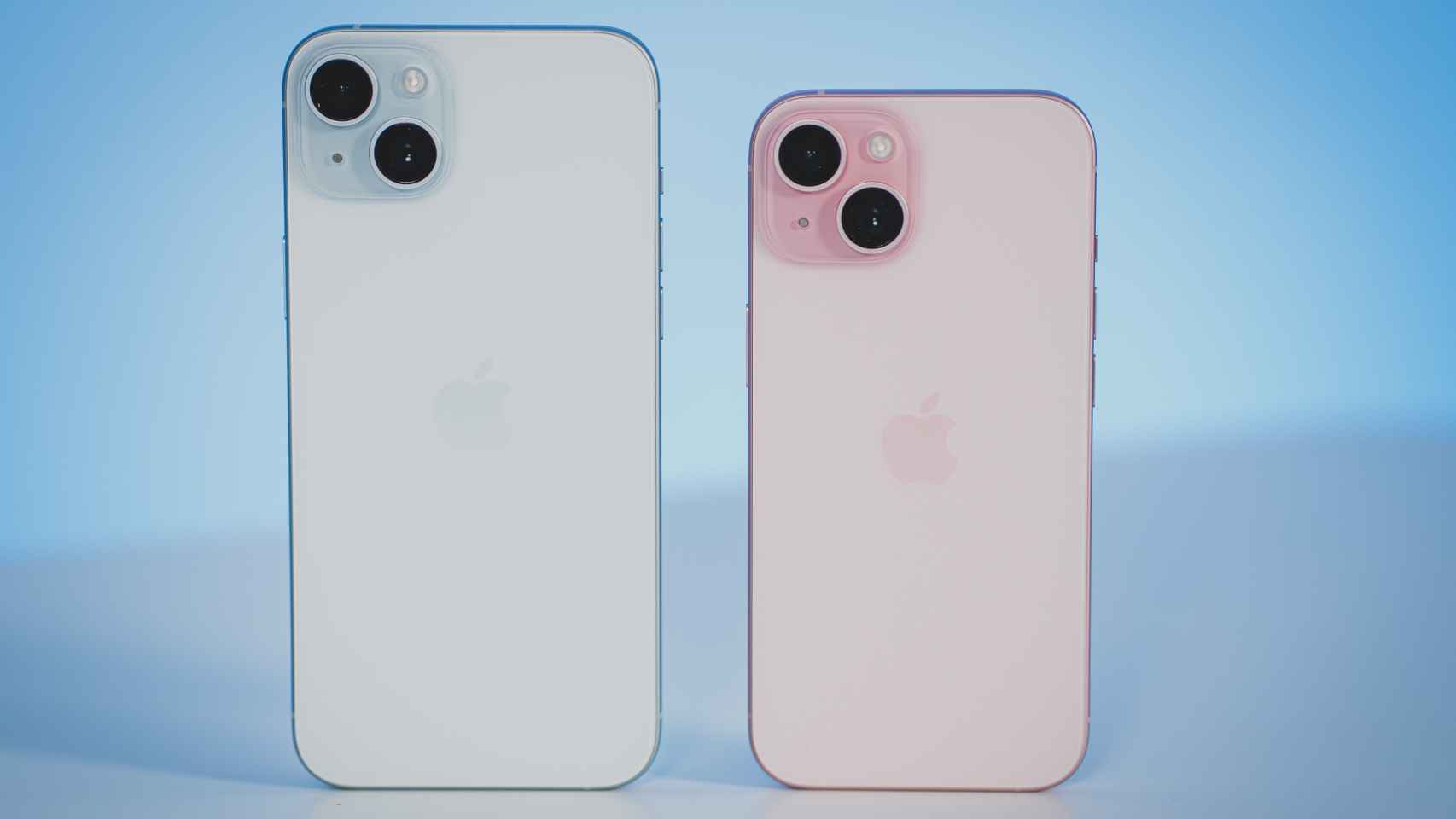 iPhone 15 Plus (izq.) y iPhone 15 (der.)