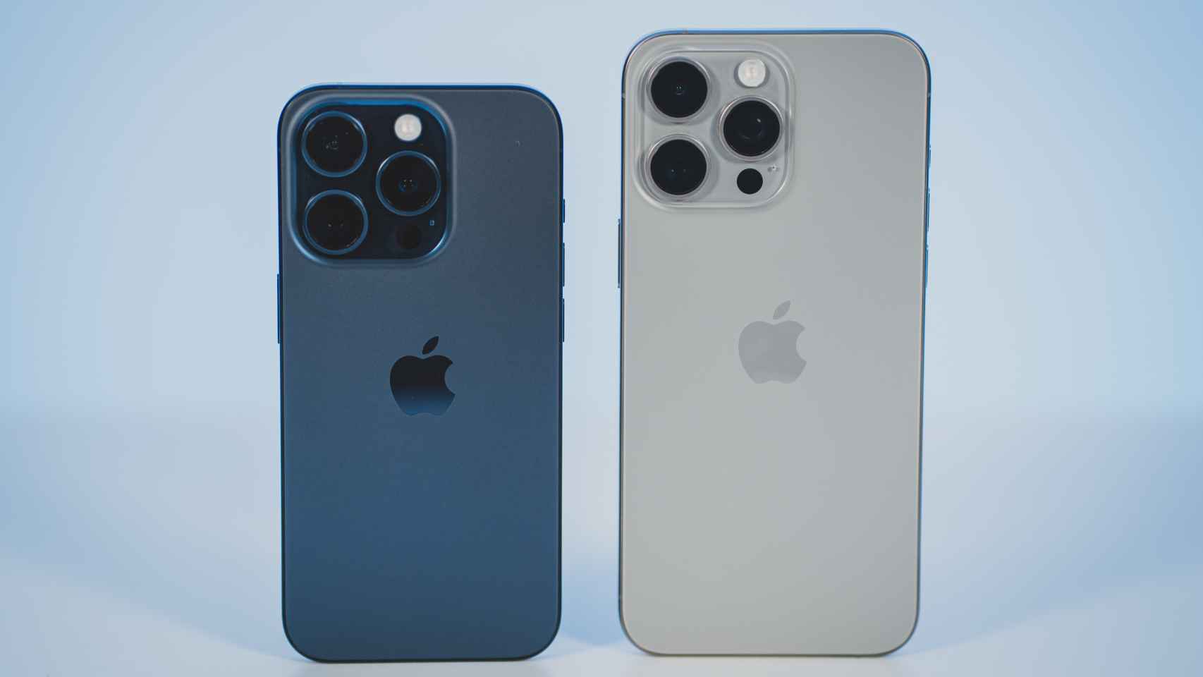 iPhone 15 Pro (izq.) y iPhone 15 Pro Max (der.)