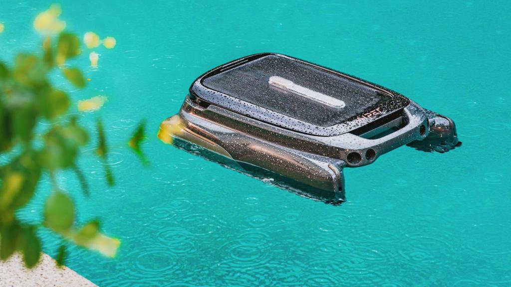 El robot skimmer autónomo Surfer S1 en una piscina.