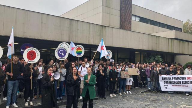 Protesta contra la vuelta a la enseñanza del profesor Luciano Méndez