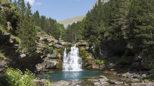 Esta ruta de senderismo en Aragón es una de las más bonitas de España: su cascada te sorprenderá