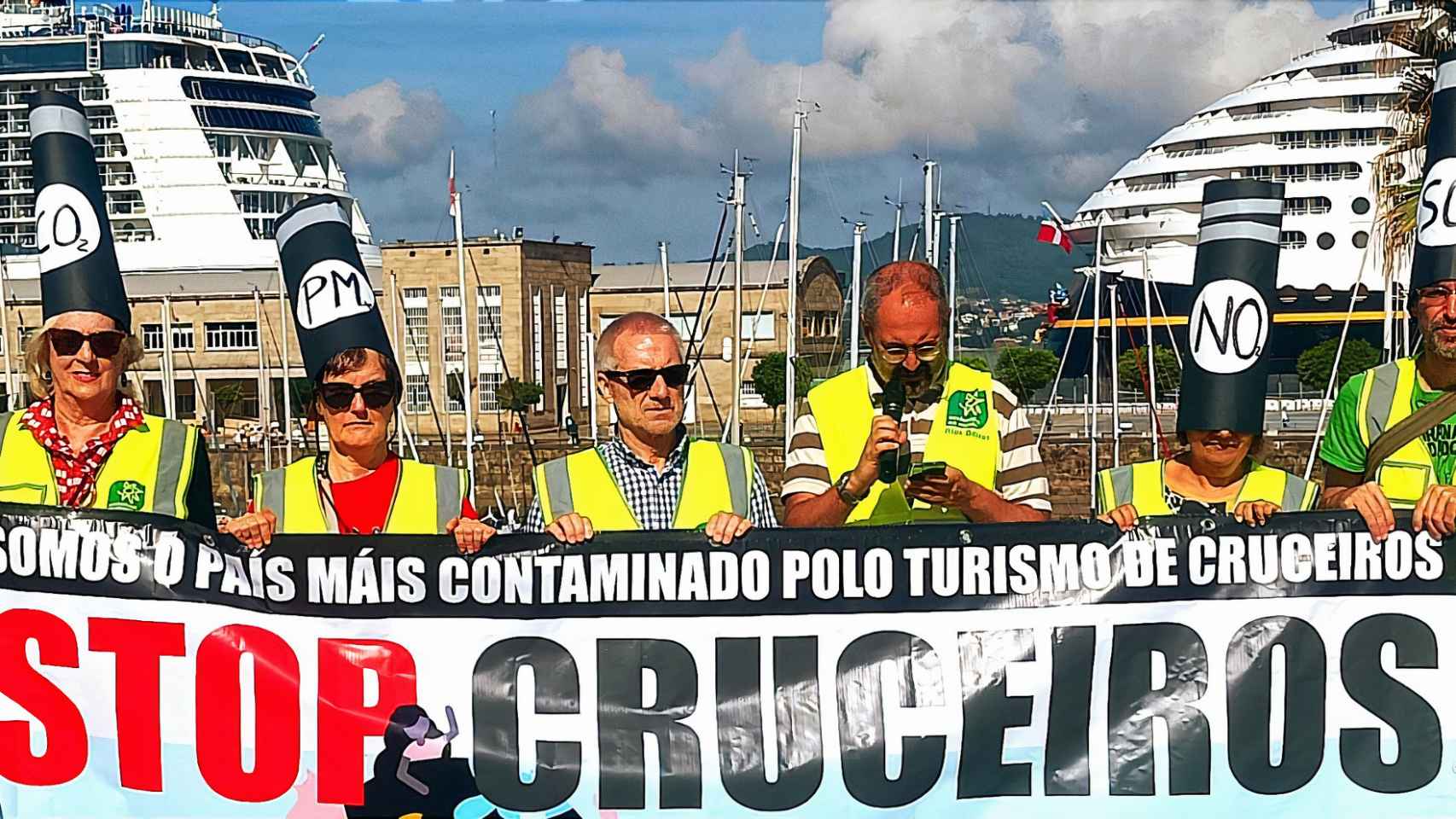 Integrantes de la plataforma concentrados ante los cruceros en Vigo.