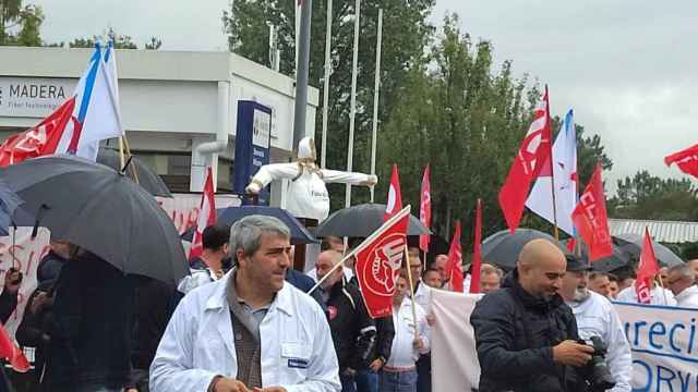 Empleados de la antigua filial de Faurecia en O Porriño durante la concentración de esta mañana.