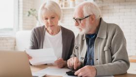 Una pareja mirando para contratar una hipoteca (iStock)