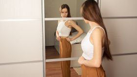 Mujer mirándose al espejo (iStock)