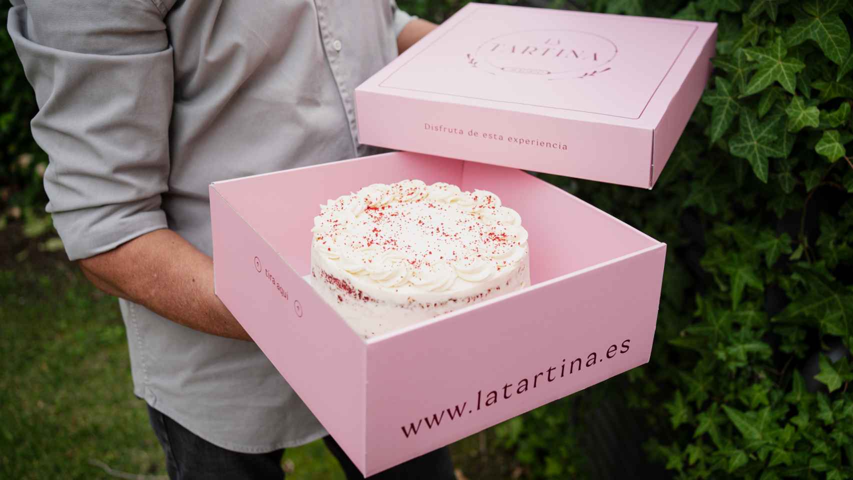 Ronld Bloomfield muestra la tarta red velvet en la caja de empaquetado de La Tartina.