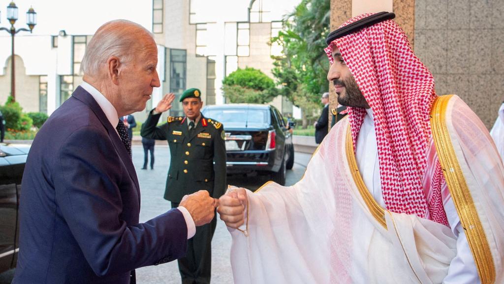 Joe Biden saluda a Mohamed bin Salman en Arabia Saudí en una imagen de julio de 2022.