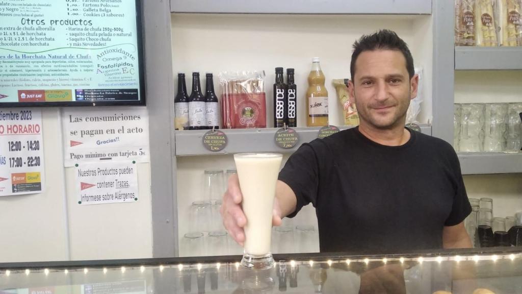 Sergio Ferrer sirviendo un vaso de horchata.