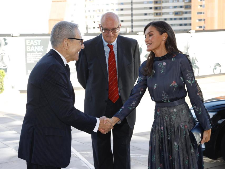 Letizia ha elegido un bolso de mano de Carolina Herrera.