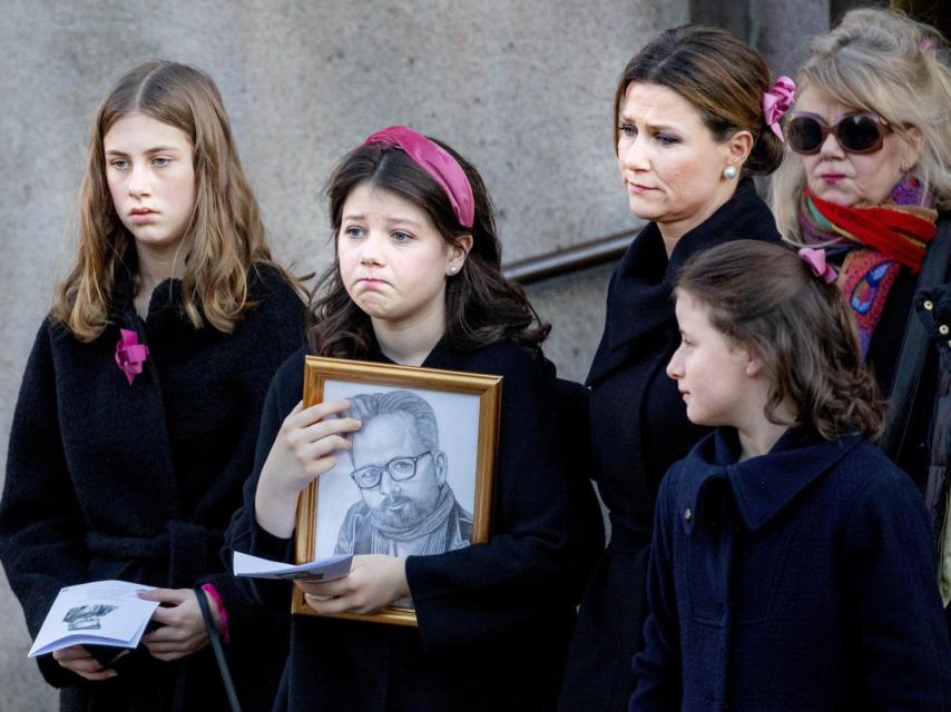 La Princesa y sus hijas en el funeral de Ari Behn.