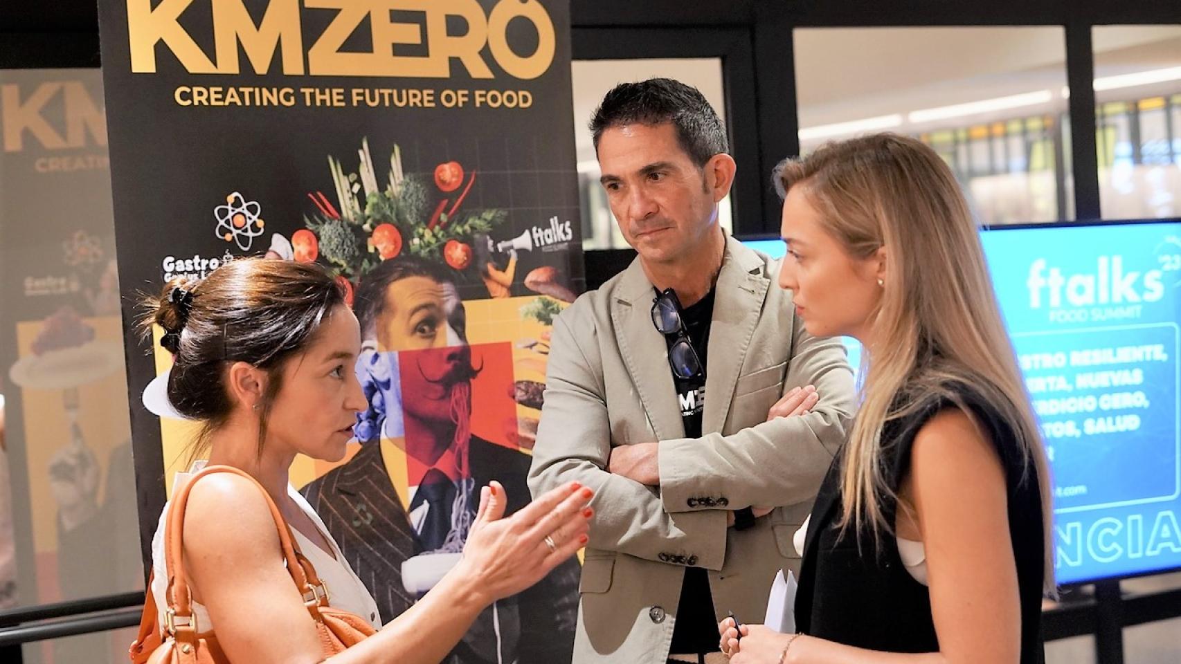 Ester Olivas, Raúl Martín y Beatriz Jacoste conversan durante la presentación en Valencia de ftalks'23.