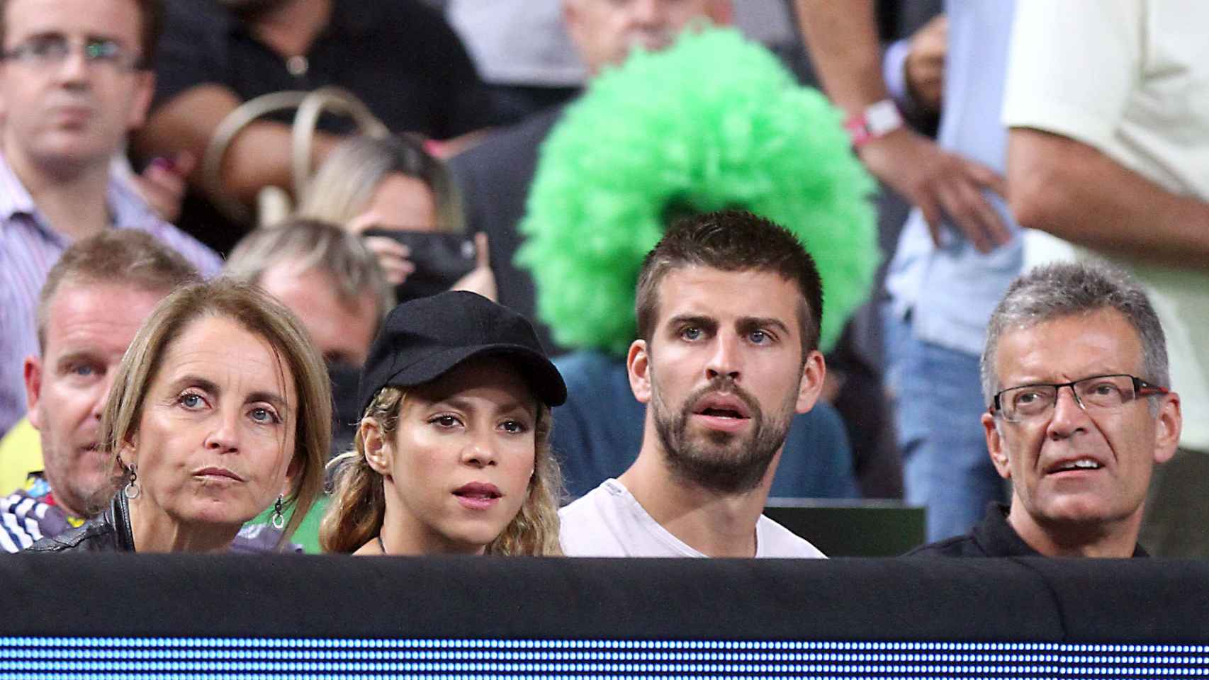 Shakira y Gerard Piqué junto a los padres del futbolista.