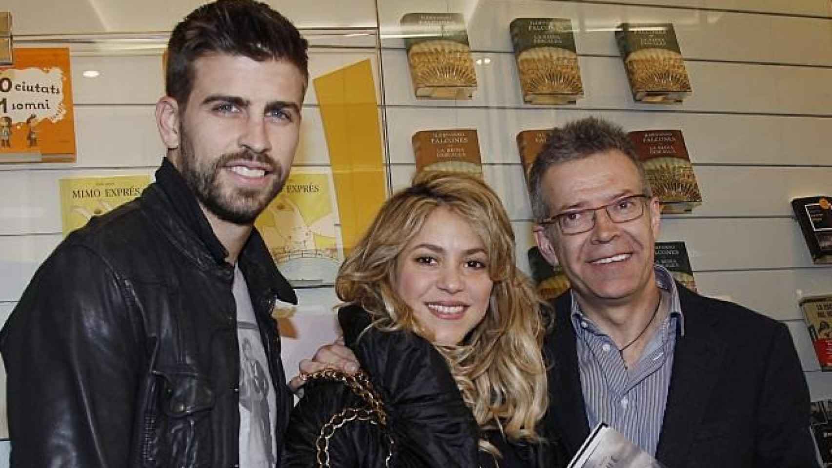 Shakira y Gerard Piqué junto al padre del futbolista, Joan Piqué.