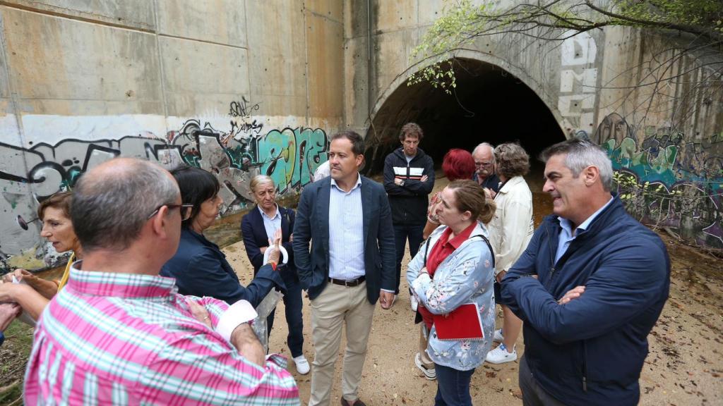 El alcalde de Toledo charla con los vecinos de San Antón.