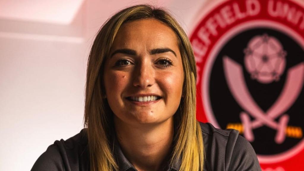 Maddy Cusack, tras firmar su renovación con el Sheffield.