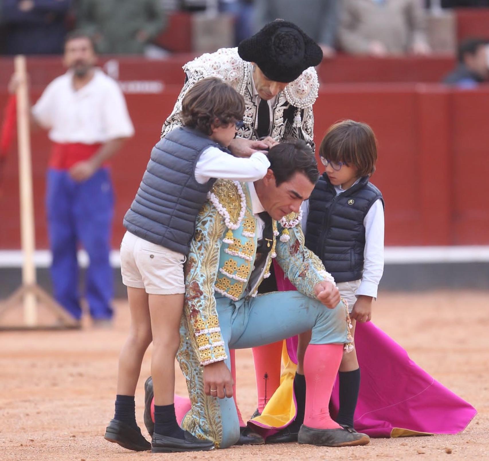 Los hijos de Domingo López-Chaves le cortan la coleta en la mitad del ruedo de La Glorieta