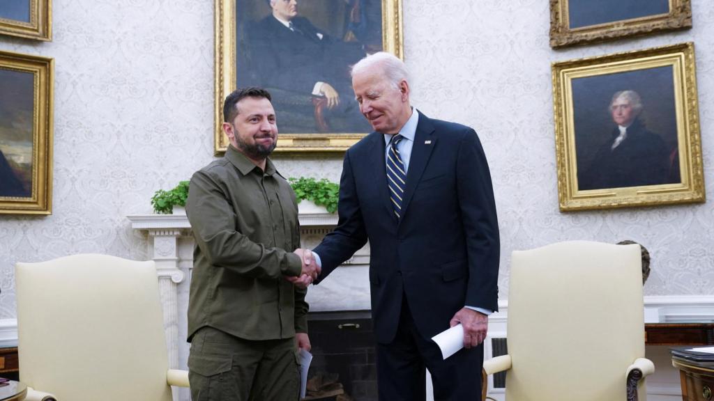 Biden estrecha la mano de Zelenski en el Despacho Oval de la Casa Blanca, este jueves.