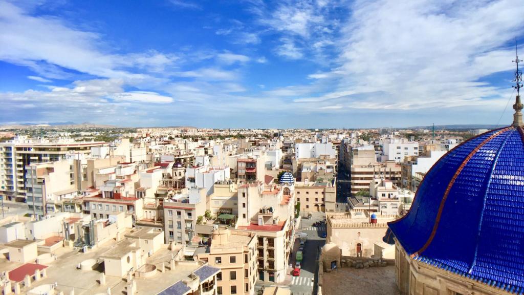 Vistas de la ciudad de Elche, desde una terraza.