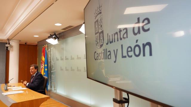 El consejero de Economía y Hacienda y portavoz, Carlos Fernández Carriedo, comparece en rueda de prensa posterior al Consejo de Gobierno.