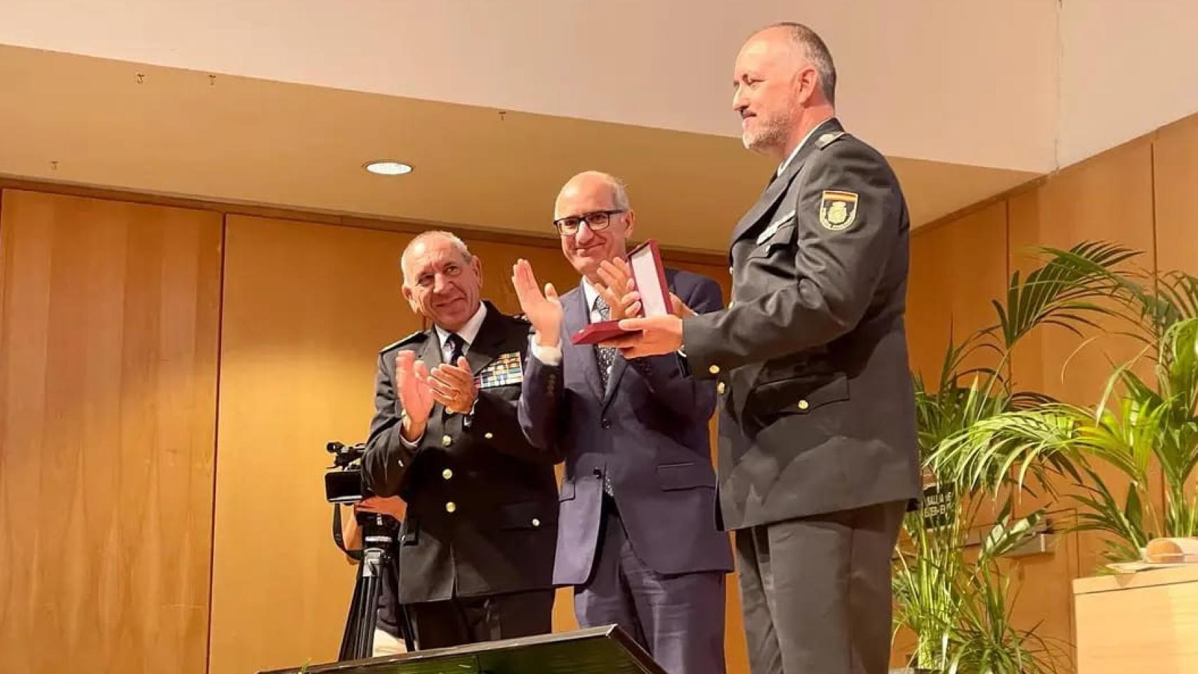 El director adjunto operativo de la Policía Nacional, José Ángel González, el presidente de la Diputación, Javier Iglesias, y el comisario jefe provincial de Salamanca, Claudio Díaz