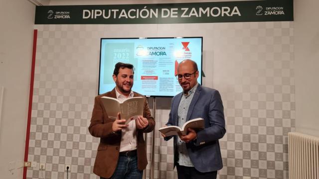 El vicepresidente primero de la Diputación de Zamora y diputado de Educación Cultura, y Turismo, Víctor López de la Parte y el secretario del Instituto de Estudios Zamoranos Florián de Ocampo, Sergio Pérez, presentan el Anuario 2022 y las XXXI Becas de Investigación