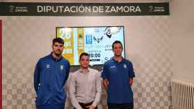 El diputado de Deportes y Juventud, Juan del Canto, el entrenador del CB Zamora, Saulo Hernández; y el jugador Toni Naspler