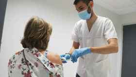 No solo grupos de riesgo: epidemiólogos 'rebeldes' piden una nueva campaña masiva de vacunas Covid