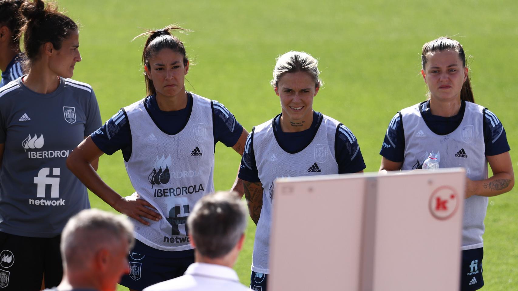 Mapi León, en el centro, y Claudia Pina, a la derecha, en un entrenamiento de la Selección con Montse Tomé de fondo.