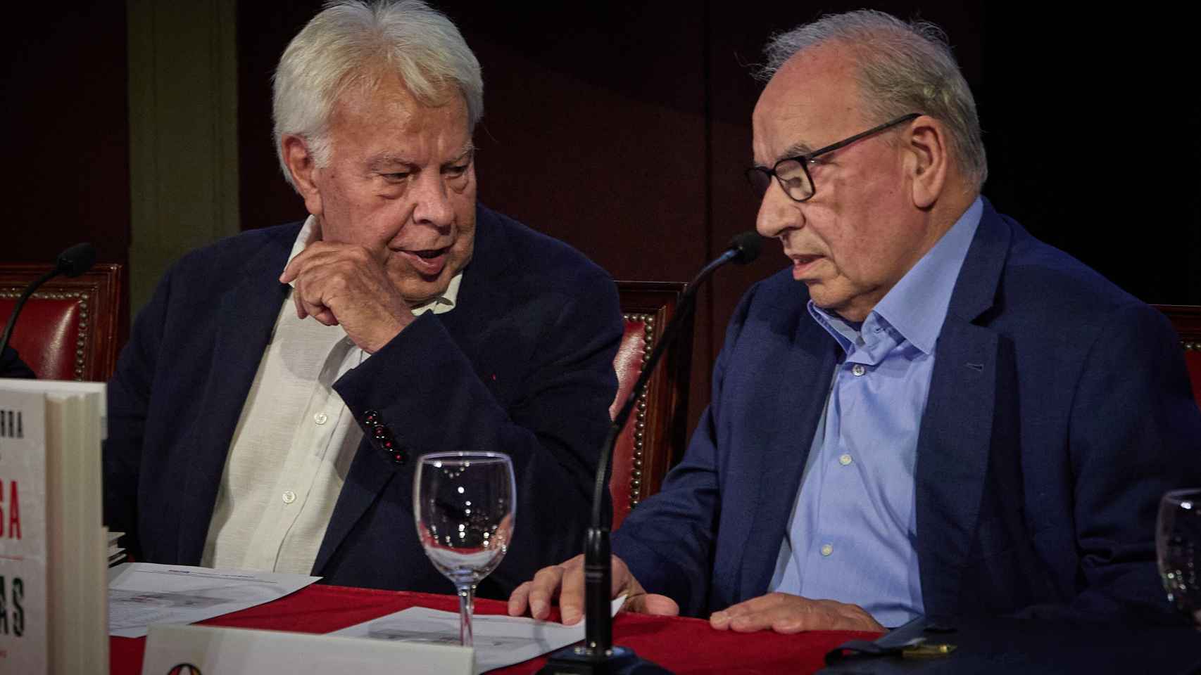 Felipe González y Alfonso Guerra durante la presentación del libro 'La rosa y las espinas '.